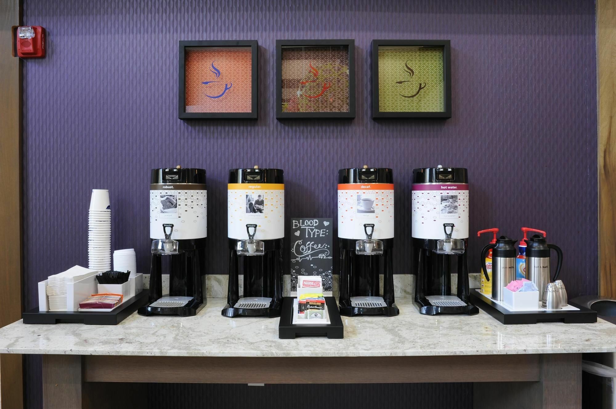 Hampton Inn & Suites ארדמור מראה חיצוני תמונה